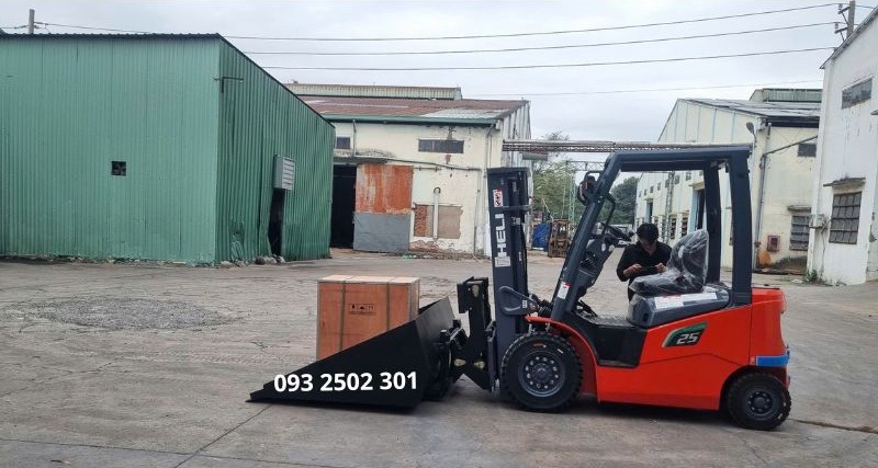 Xe nâng điện lithium 2.5 tấn lắp gật gù và gầu xúc